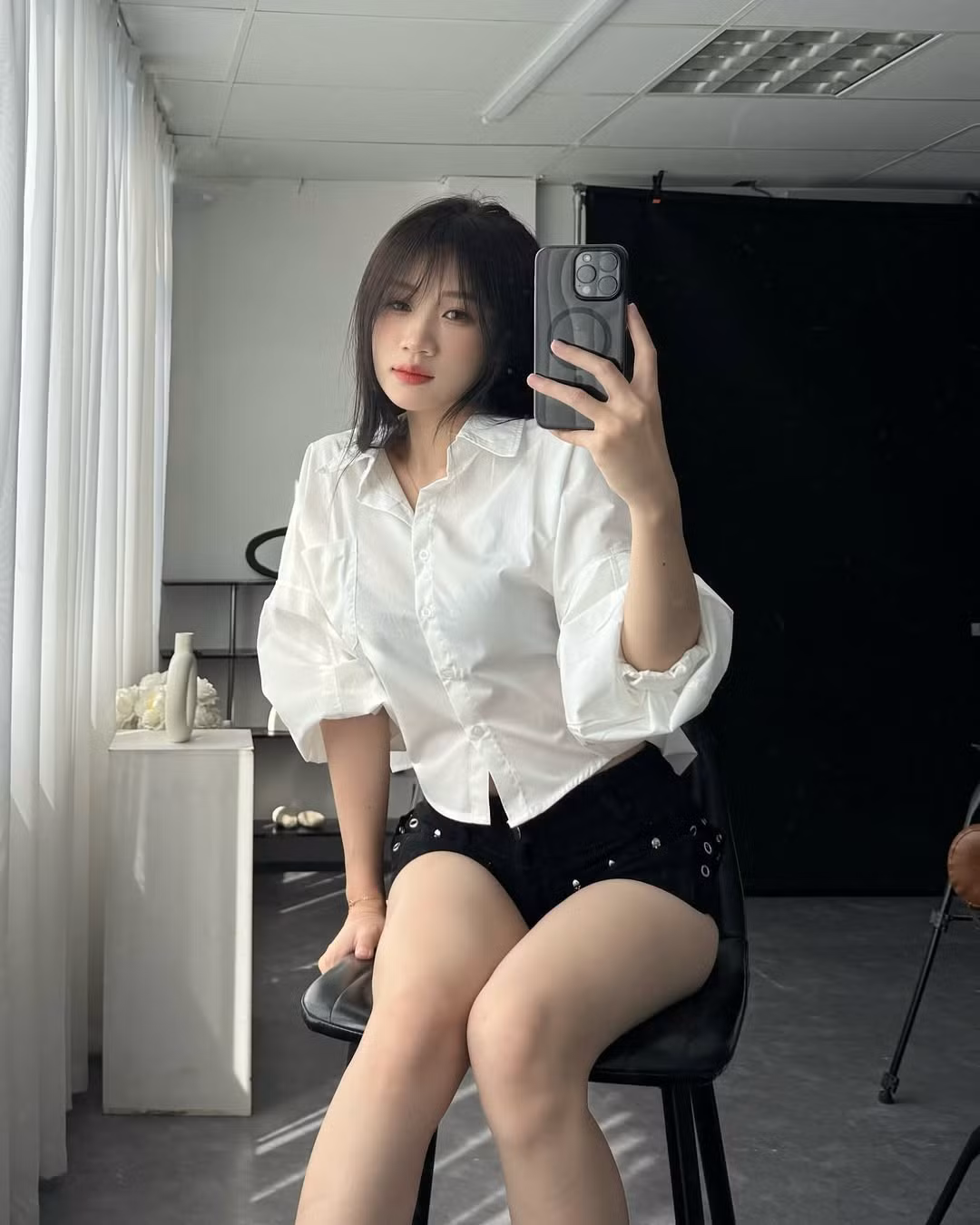 Vẻ đẹp “nàng thơ hiện đại” của cô khiến nhiều người liên tưởng đến hình ảnh nữ chính trong các bộ phim học đường lãng mạn.