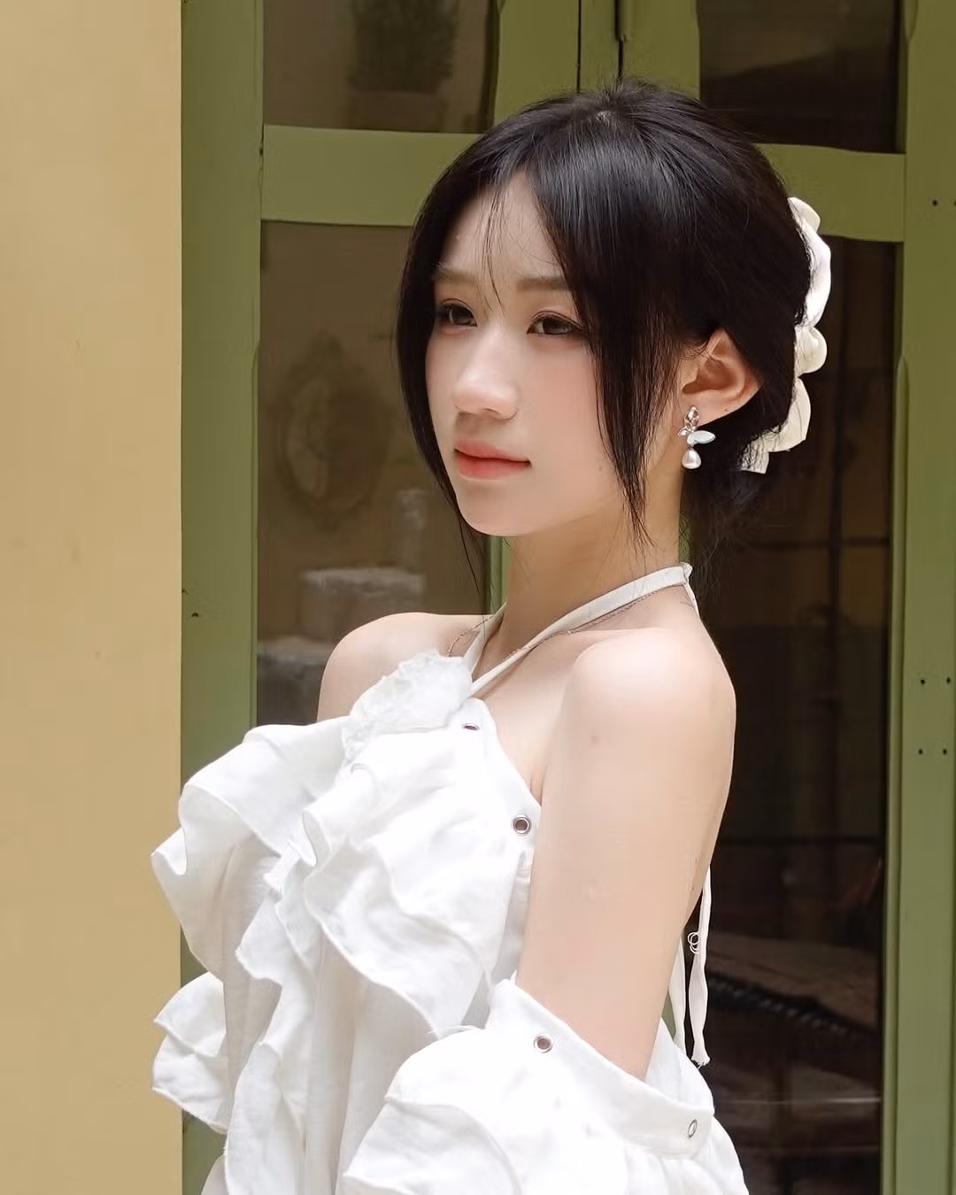 Trên các trang mạng xã hội, Lan Anh theo đuổi phong cách trưởng thành và quyến rũ, thường xuyên thả dáng trong những bộ thiết kế cắt xẻ, khoe trọn vẹn vóc dáng mảnh mai và làn da trắng mịn .