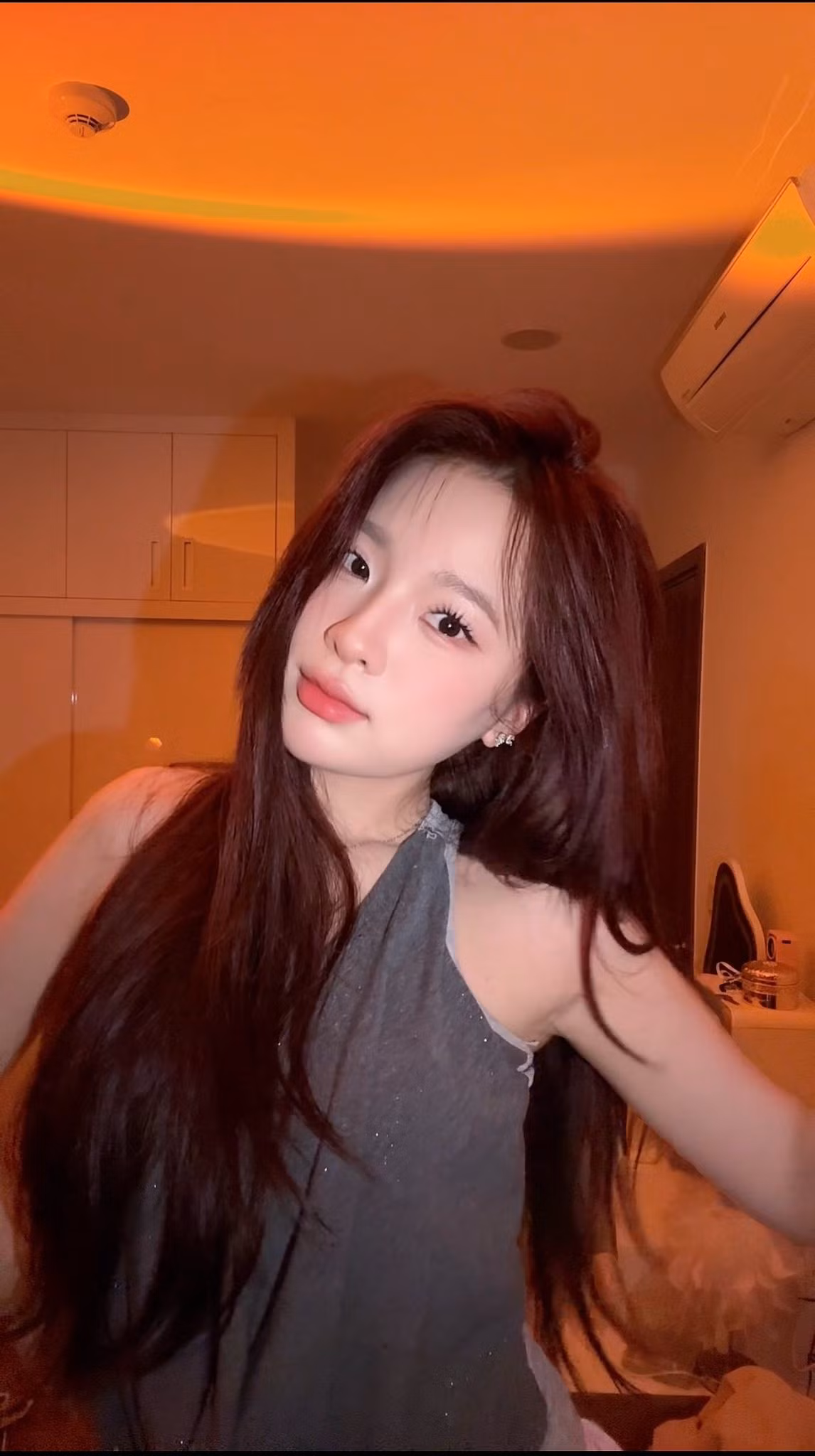 Điểm nhấn đáng chú ý trong màn những bức hình này chính là layout trang điểm. Ngọc Kem chọn tông trang điểm nhẹ nhàng với lớp nền căng bóng, đôi má ửng hồng tự nhiên và đôi môi được tô son hồng đào ngọt ngào. (Ảnh: Facebook Trần Nguyễn Hồng Ngọc)