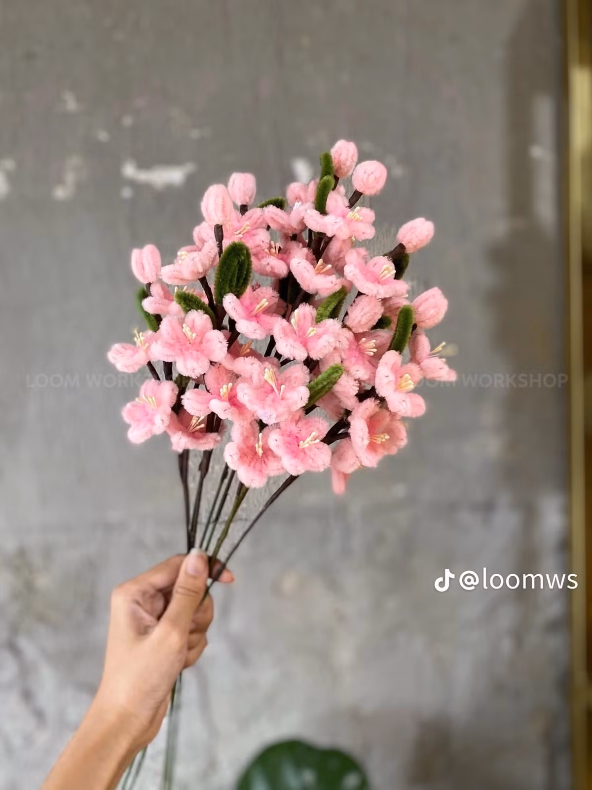 Với ưu điểm "bất tử", màu sắc đa dạng và vẻ ngoài mềm mại, loại hoa handmade này đang trở thành lựa chọn ưu tiên của thế hệ Gen Z và những gia đình trẻ.