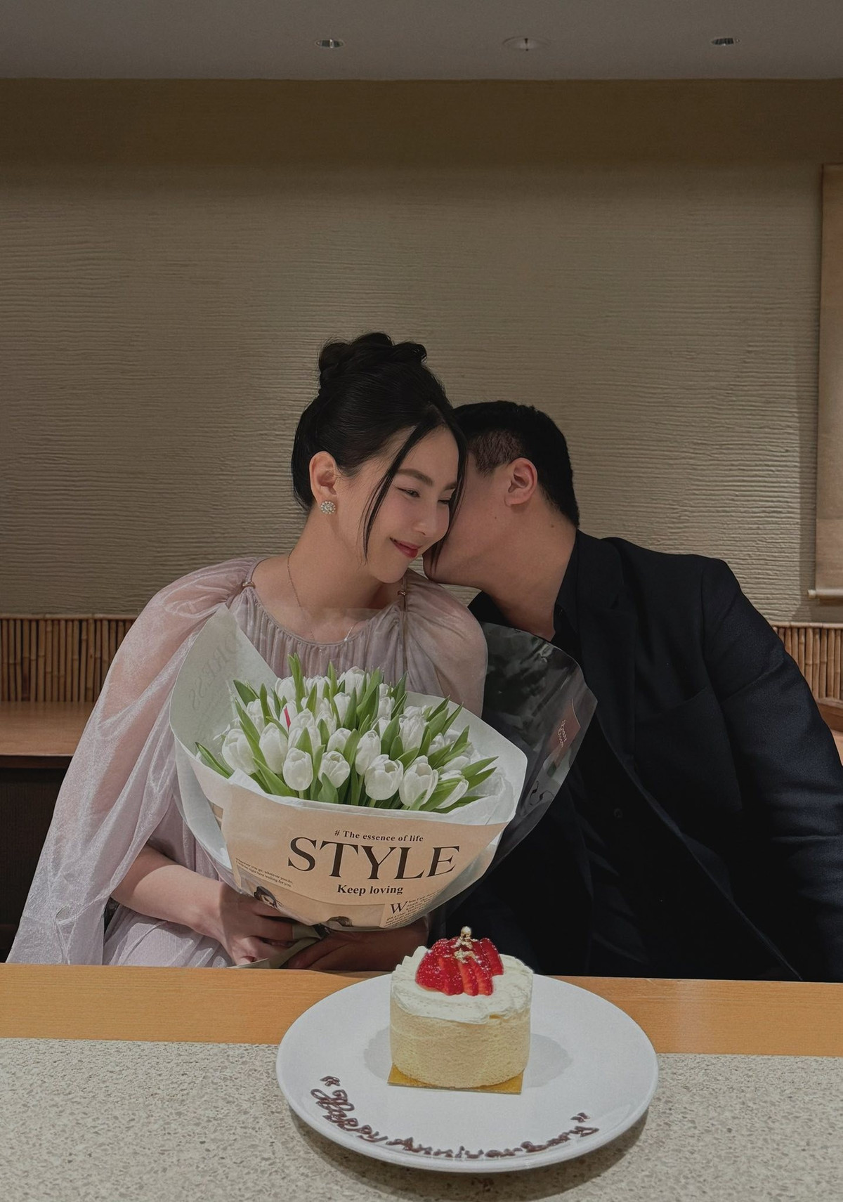 Trong loạt ảnh được chia sẻ, Mai Ngọc không giấu được niềm hạnh phúc khi được ông xã chiều chuộng. Nữ MC ôm trên tay bó hoa tulip trắng lớn - loài hoa tượng trưng cho sự thuần khiết và tình yêu vĩnh cửu..