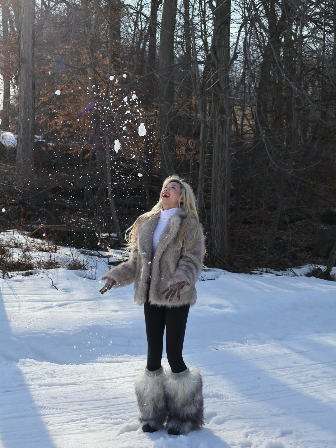 Điểm nhấn thú vị nhất trong outfit chính là đôi boots lông "khổng lồ" cực kỳ trendy, giúp cô nàng vừa giữ ấm hiệu quả, vừa tạo nên vẻ ngoài phá cách, đậm chất thể thao nhưng không kém phần quyến rũ. (Ảnh: IGNV)