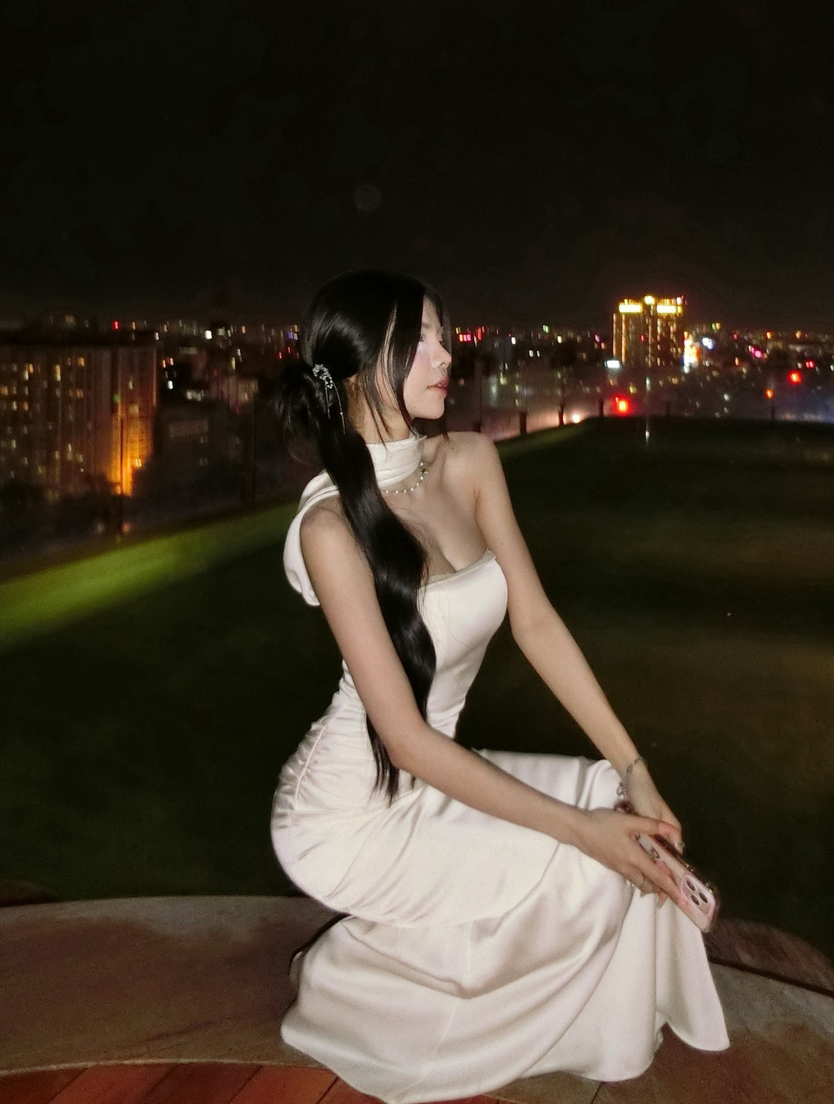 Nữ MC sinh năm 1995 diện một chiếc đầm dạ hội dài, ôm sát cơ thể với tông màu trắng ngọc trai. Thiết kế này không chỉ tinh tế mà còn khéo léo tôn lên đường cong trứ danh của cô. (Ảnh: IGNV)