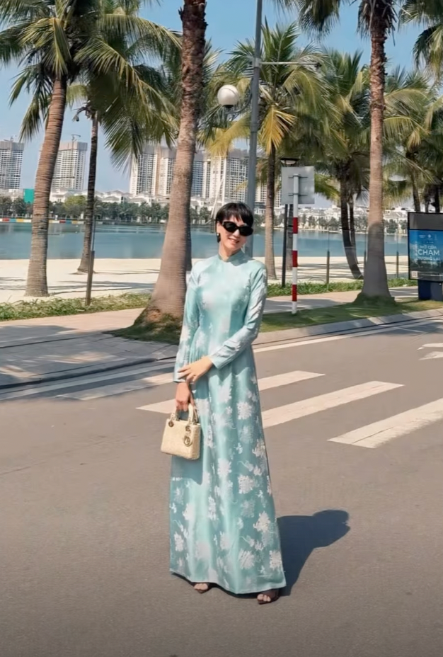 Gia đình hậu vệ tuyển Việt Nam Đoàn Văn Hậu - Doãn Hải My luôn nhận được sự quan tâm đặc biệt từ cộng đồng mạng. Không chỉ vợ chồng Văn Hậu - Hải My gây chú ý, mà mẹ ruột của Hải My - bà Mai Đoàn - cũng khiến netizen trầm trồ bởi phong độ nhan sắc trẻ trung, ngày càng thăng hạng. (Ảnh: IG @_mai.doan_)