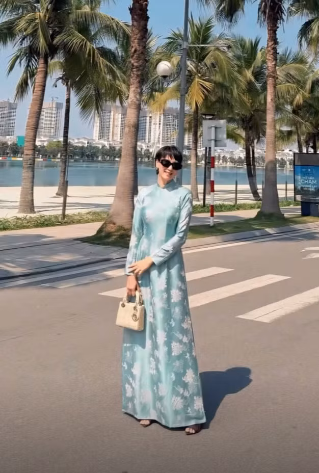 Gia đình hậu vệ tuyển Việt Nam Đoàn Văn Hậu - Doãn Hải My luôn nhận được sự quan tâm đặc biệt từ cộng đồng mạng. Không chỉ vợ chồng Văn Hậu - Hải My gây chú ý, mà mẹ ruột của Hải My - bà Mai Đoàn - cũng khiến netizen trầm trồ bởi phong độ nhan sắc trẻ trung, ngày càng thăng hạng. (Ảnh: IG @_mai.doan_)