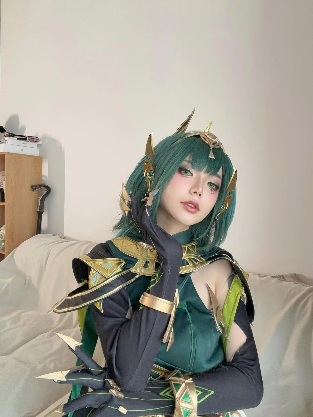 Bộ trang phục với tone màu chủ đạo xanh lá - đen cùng các chi tiết vàng đồng cầu kỳ, tinh xảo được tái hiện một cách tỉ mỉ, từ phần giáp vai sắc nét đến chiếc vòng cổ lớn đặc trưng. (Ảnh: IGNV)