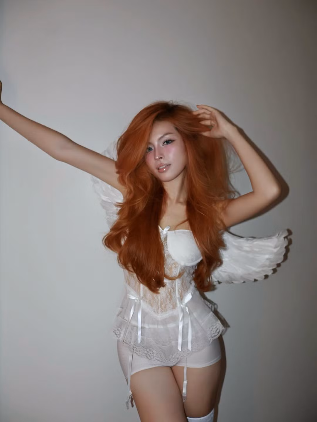 Cô nàng tạo điểm nhấn với lối trang điểm má hồng đậm kiểu búp bê và đôi mắt to tròn, long lanh nhờ lens màu sáng. (Ảnh: IGNV)