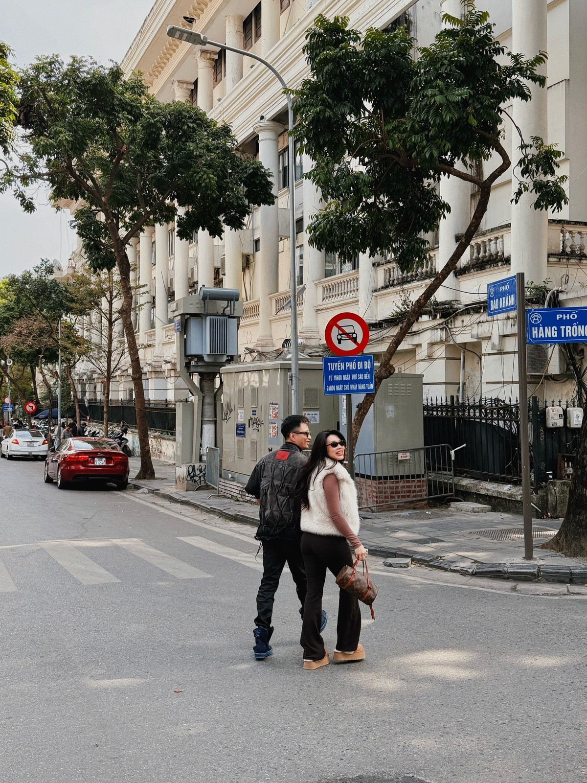 Xuất hiện trên những con phố quen thuộc của Hà Nội, vợ chồng Rhymastic khiến dân mạng ngưỡng mộ bởi sự đồng điệu trong gu thời trang. (Ảnh: FBVN)