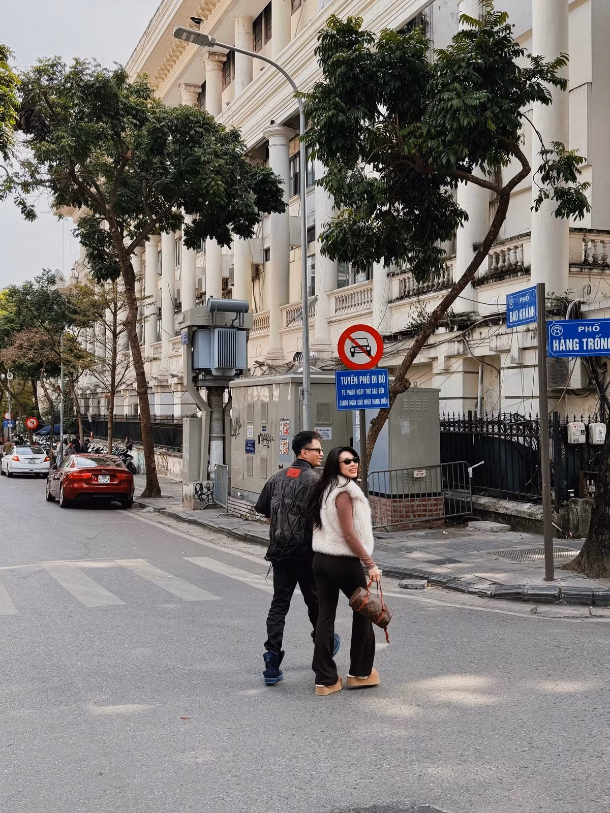 Xuất hiện trên những con phố quen thuộc của Hà Nội, vợ chồng Rhymastic khiến dân mạng ngưỡng mộ bởi sự đồng điệu trong gu thời trang. (Ảnh: FBVN)