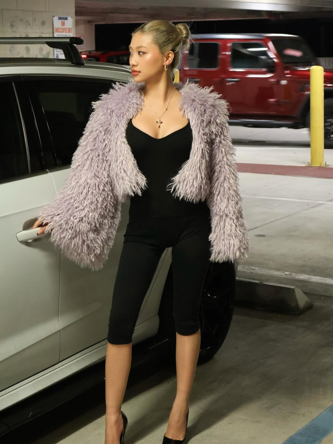 Từng vướng vào ồn ào liên quan đến một clip thân mật với chàng trai lạ, khiến netizen đặt nghi vấn chuyện tình cảm rạn nứt, những hình ảnh của Louis Phạm như lời chứng minh rằng cô và bạn trai Paul Lê vẫn rất mặn nồng. Dưới bài đăng của Louis Phạm, bạn trai cô không tiếc lời khen "vợ đẹp tuyệt vời" khiến fan của cặp đôi thả tim rần rần. (Ảnh: IGNV)