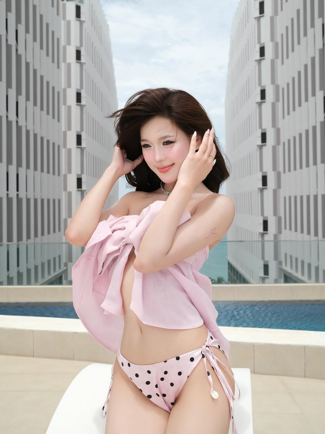 Cô khéo léo phối cùng vòng cổ choker lấp lánh, tăng thêm sự sang chảnh và tinh tế.