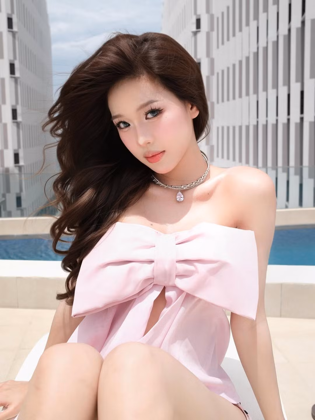 Trong những bức ảnh được chia sẻ, Wyn Anh diện bộ bikini màu hồng nhạt với điểm nhấn là chiếc nơ lớn ở phần ngực, tạo nên vẻ đáng yêu và nữ tính.