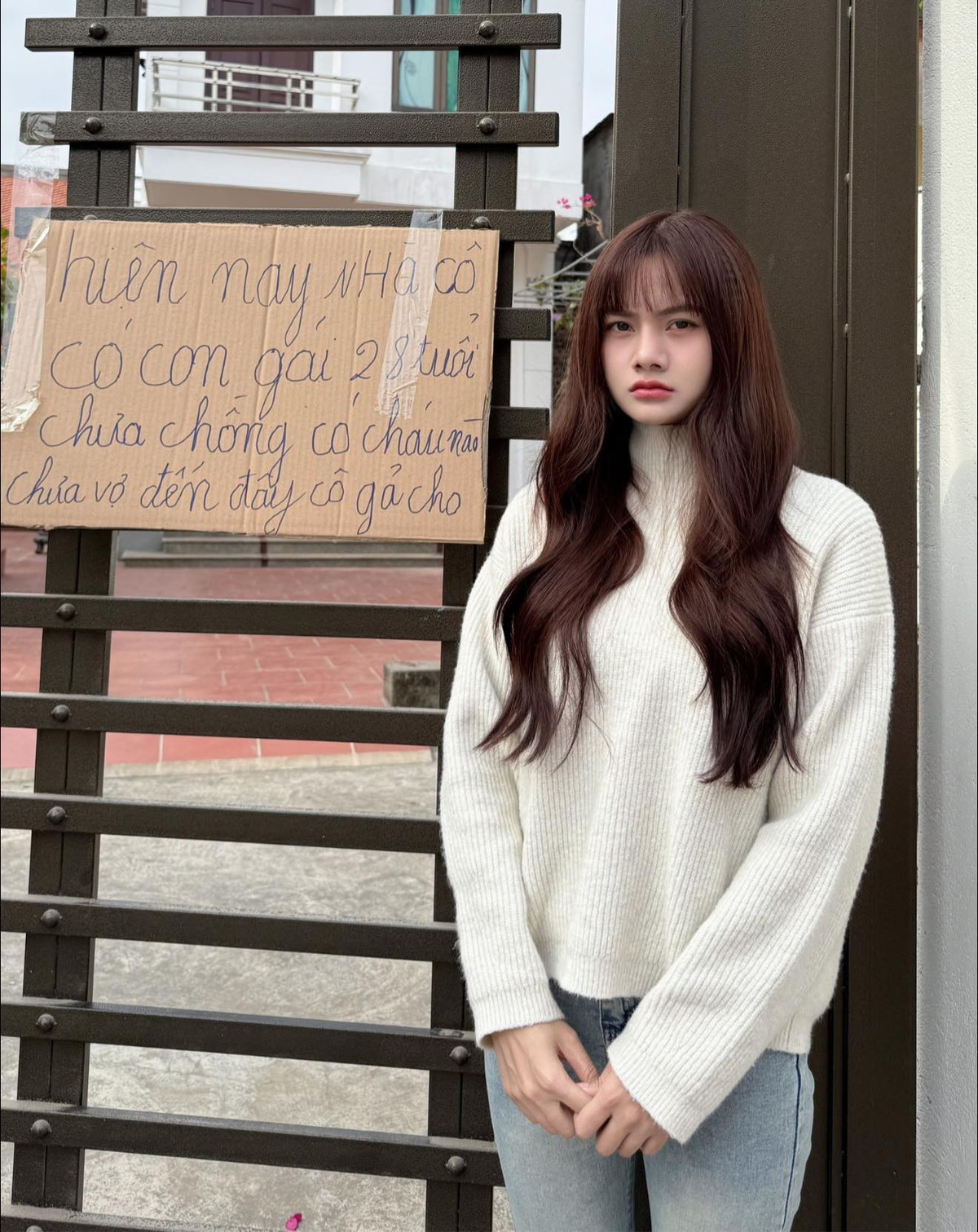 Hành trình từ việc dám từ bỏ con đường đã định để theo đuổi đam mê, đối mặt với những lời chê bai về ngoại hình khi mới nổi, cho đến việc sở hữu thành quả vật chất đáng ngưỡng mộ là minh chứng cho sự nỗ lực và tinh thần tích cực của cô. (Ảnh: FBNV)