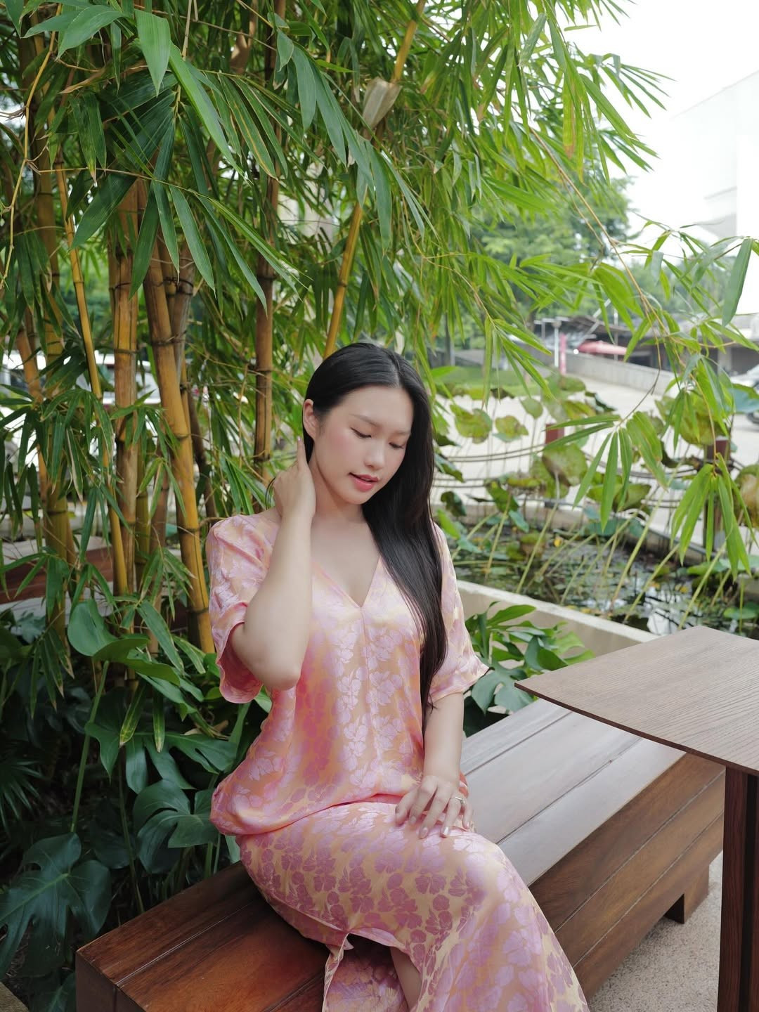 Người đẹp Top 10 Hoa hậu Việt Nam 2020 tạo dáng giữa không gian xanh mát, phía sau là những hàng trúc màu vàng và xanh tươi tốt, mang lại cảm giác tươi mới và thư thái. (Ảnh: IGNV)