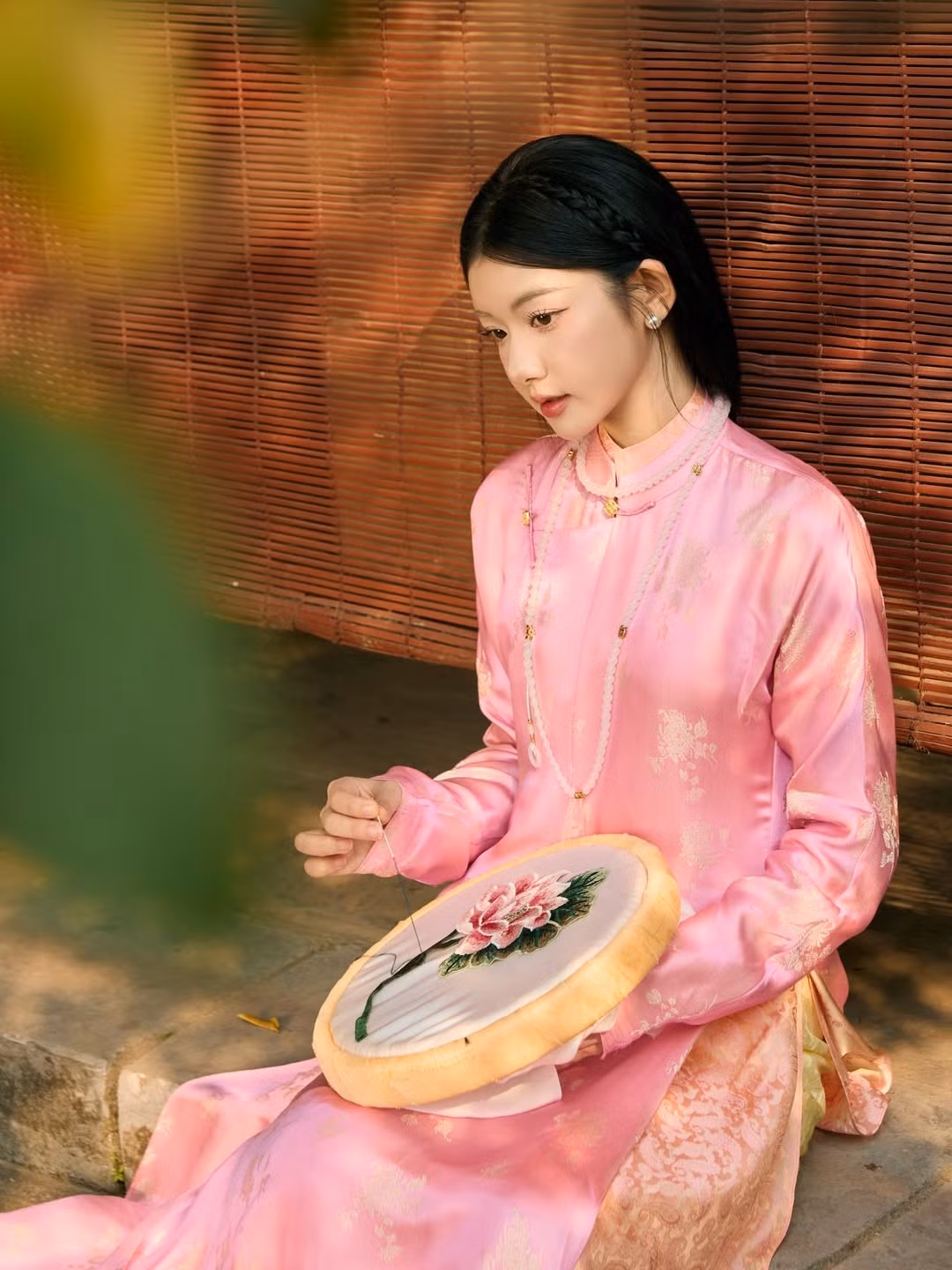 Từ những tà áo dài tơ tằm thướt tha, áo dài nhung sang trọng đến những thiết kế cách tân hiện đại, tất cả đã cùng nhau vẽ nên một bức tranh rực rỡ và đầy sức sống. (Ảnh: IGNV)