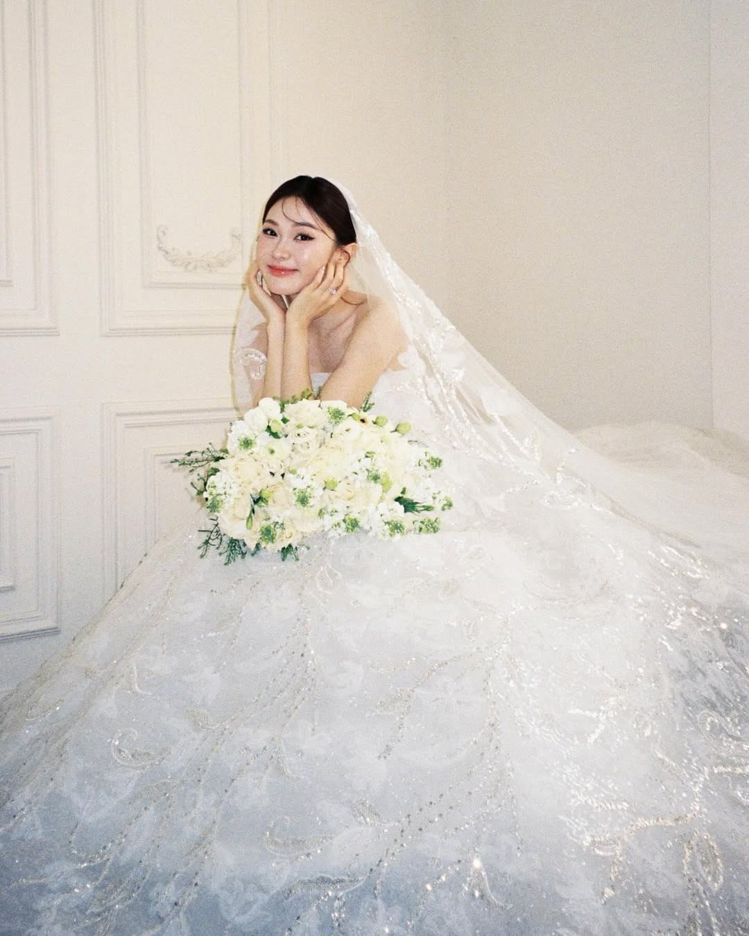 Khi những tờ lịch cuối cùng của năm chuẩn bị khép lại, trào lưu nhìn lại hành trình 365 ngày qua lại rầm rộ khắp mạng xã hội. Không đứng ngoài cuộc chơi, dàn hot girl đình đám như Ly Phạm, Xuân Ca và Bảo Hân Helia cũng đồng loạt tung những khoảnh khắc đáng nhớ nhất, khiến dân mạng không khỏi trầm trồ.