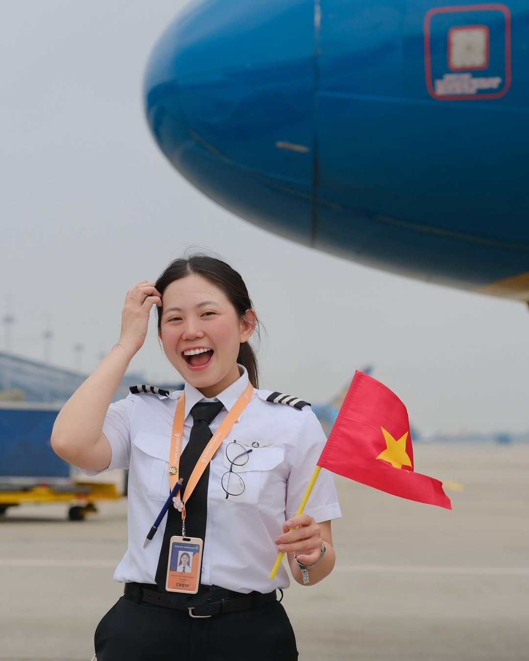 Một trong những điều khiến Mạch Khanh được chú ý nhất chính là xuất thân của cô. Thay vì theo học hàng không ngay từ đầu, cô từng tốt nghiệp chuyên ngành Thiết kế đồ họa tại Đại học Kiến trúc TP.HCM. (Ảnh: IGNV)