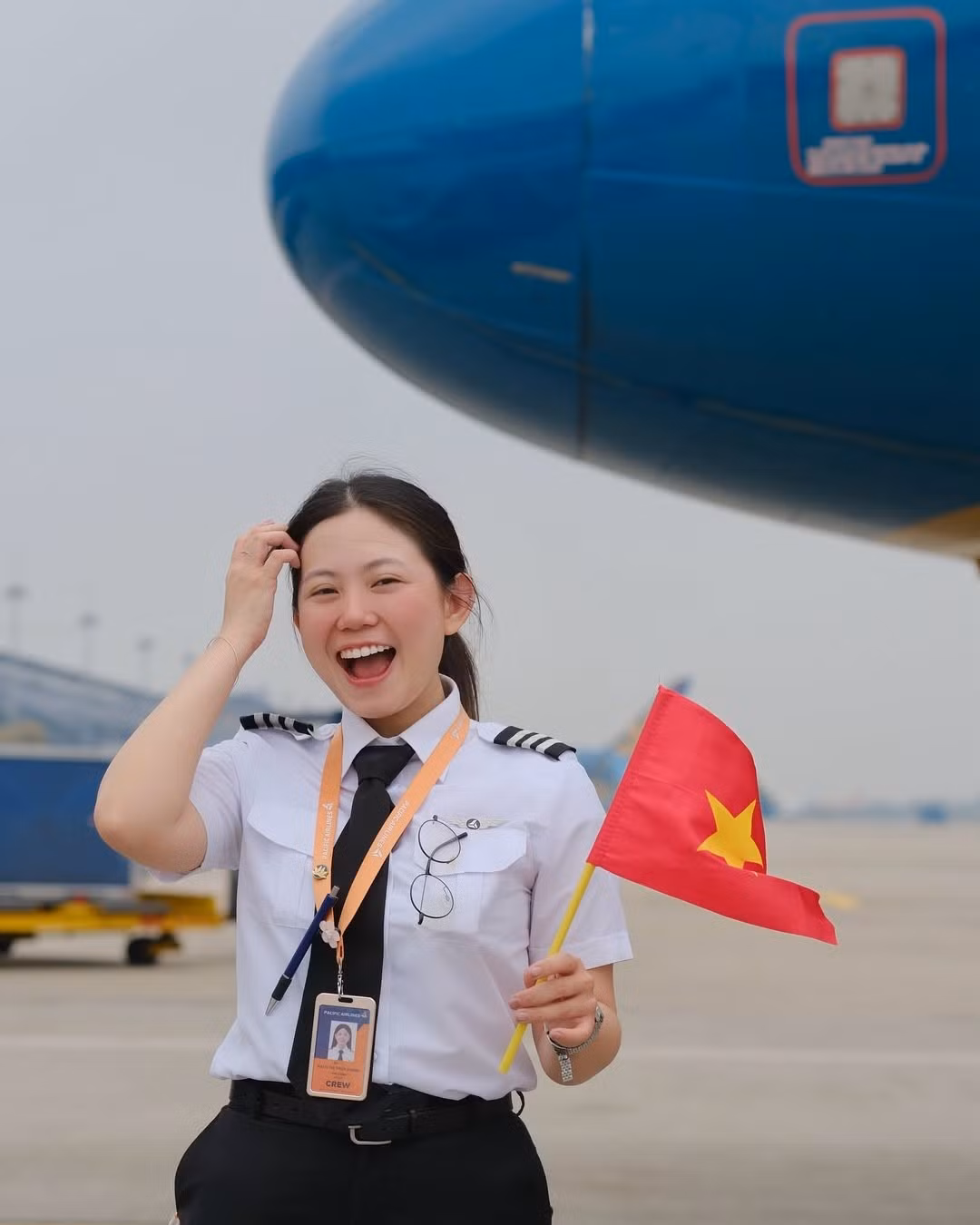 Một trong những điều khiến Mạch Khanh được chú ý nhất chính là xuất thân của cô. Thay vì theo học hàng không ngay từ đầu, cô từng tốt nghiệp chuyên ngành Thiết kế đồ họa tại Đại học Kiến trúc TP.HCM. (Ảnh: IGNV)