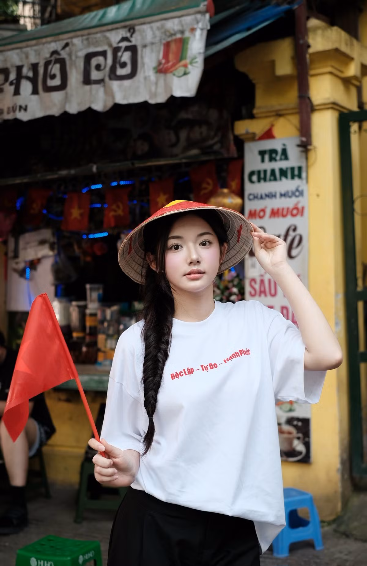 Bộ ảnh không chỉ là cách Quỳnh Trương thể hiện tình yêu quê hương đất nước, mà còn góp phần lan tỏa không khí sôi động, náo nức trước ngày kỷ niệm trọng đại của dân tộc. (Ảnh: FBNV)