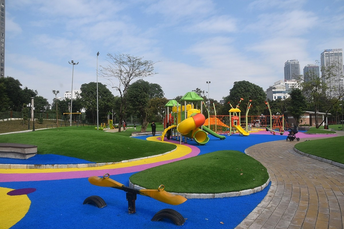 Người dân tập thể dục, vui chơi tại công viên Cầu Giấy, minh chứng cho vai trò thiết yếu của không gian xanh trong đời sống đô thị.