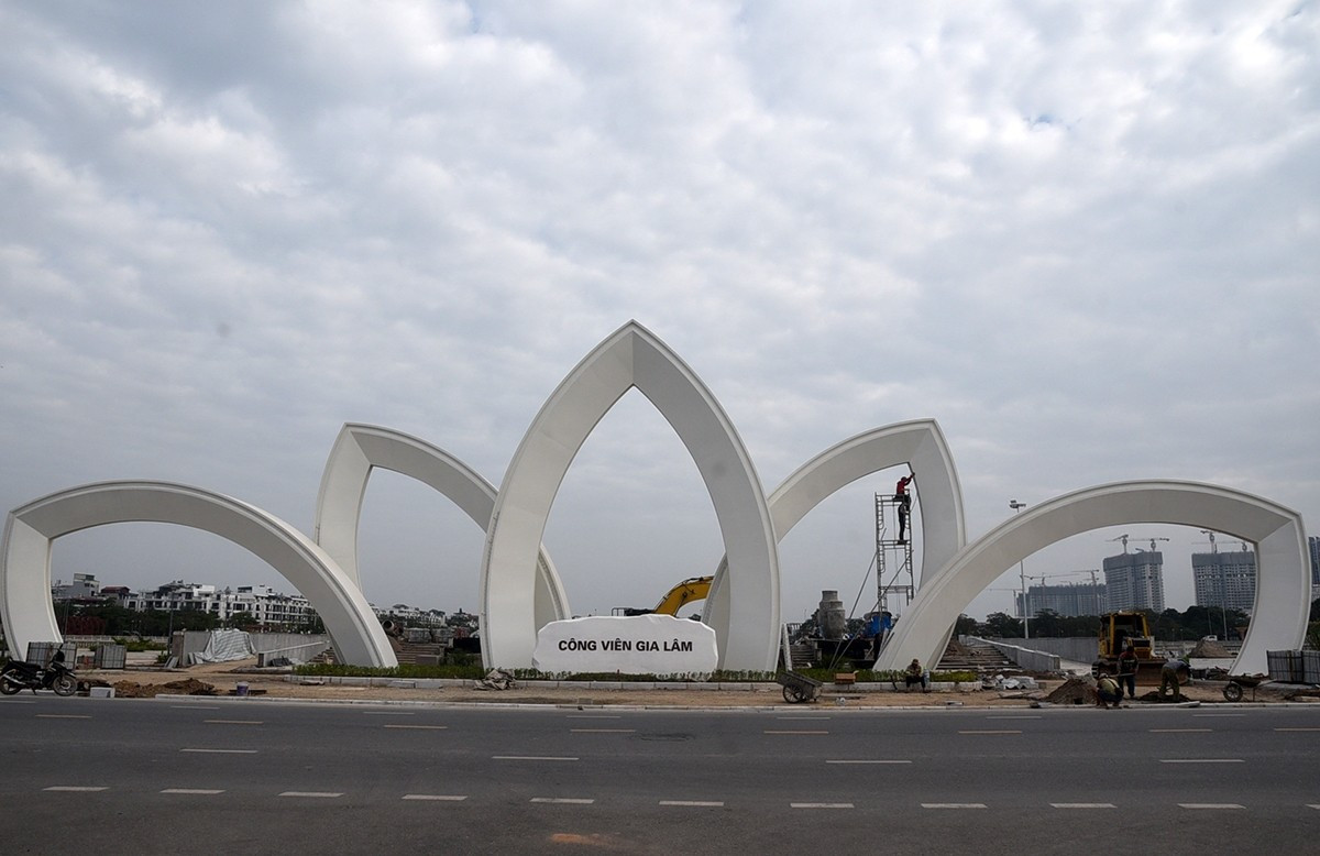 Công viên nằm vị trí trên các đường Nguyễn Mậu Tài, Thuận An, Thành Trung... Cổng chính công viên là điểm nhấn với hình 5 cánh sen biểu tượng chào đón người dân và du khách