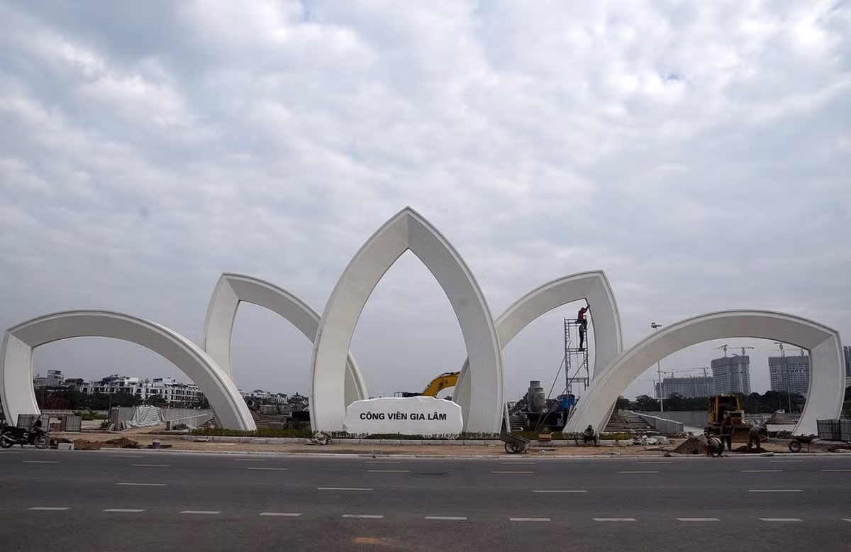 Công viên nằm vị trí trên các đường Nguyễn Mậu Tài, Thuận An, Thành Trung... Cổng chính công viên là điểm nhấn với hình 5 cánh sen biểu tượng chào đón người dân và du khách