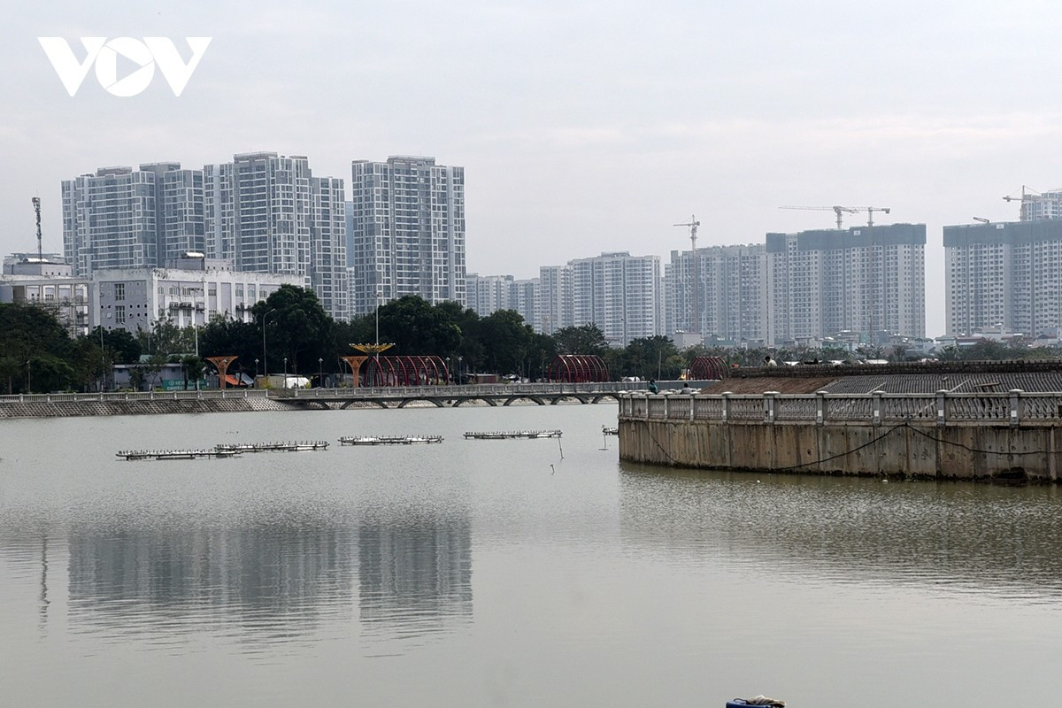 Công viên Gia Lâm có diện tích mặt hồ hơn 9,3 ha với điểm nhấn là quảng trường hoa sen, hệ thống cây xanh, đài phun nước và cổng chính mang kiến trúc hiện đại.