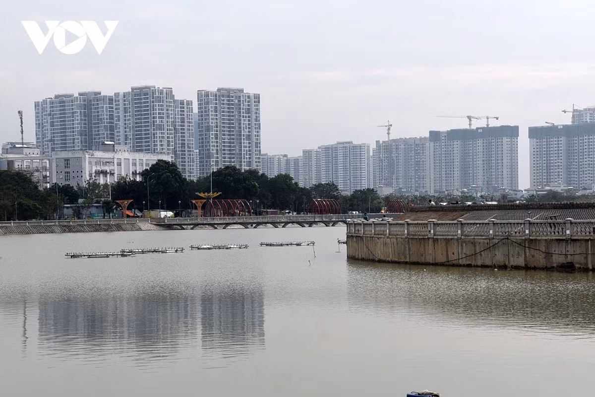 Công viên Gia Lâm có diện tích mặt hồ hơn 9,3 ha với điểm nhấn là quảng trường hoa sen, hệ thống cây xanh, đài phun nước và cổng chính mang kiến trúc hiện đại.