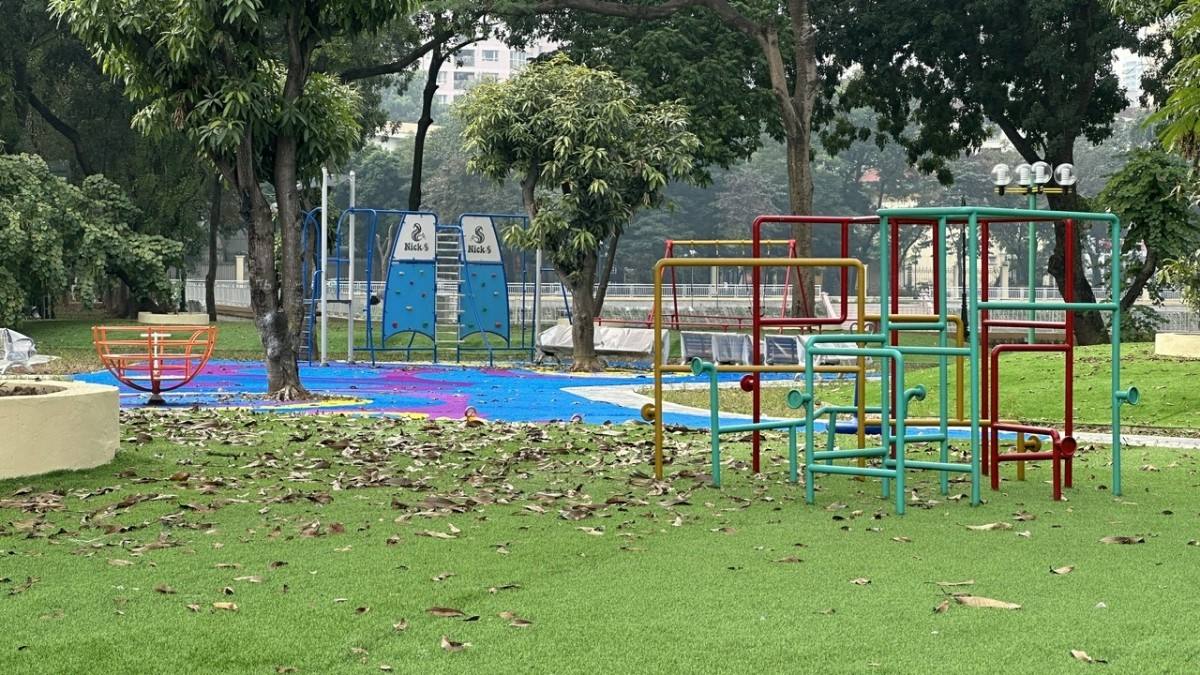 Công viên Nghĩa Đô với hồ nước và cây xanh lâu năm, không gian quen thuộc của người dân khu vực rèn luyện sức khỏe mỗi ngày.