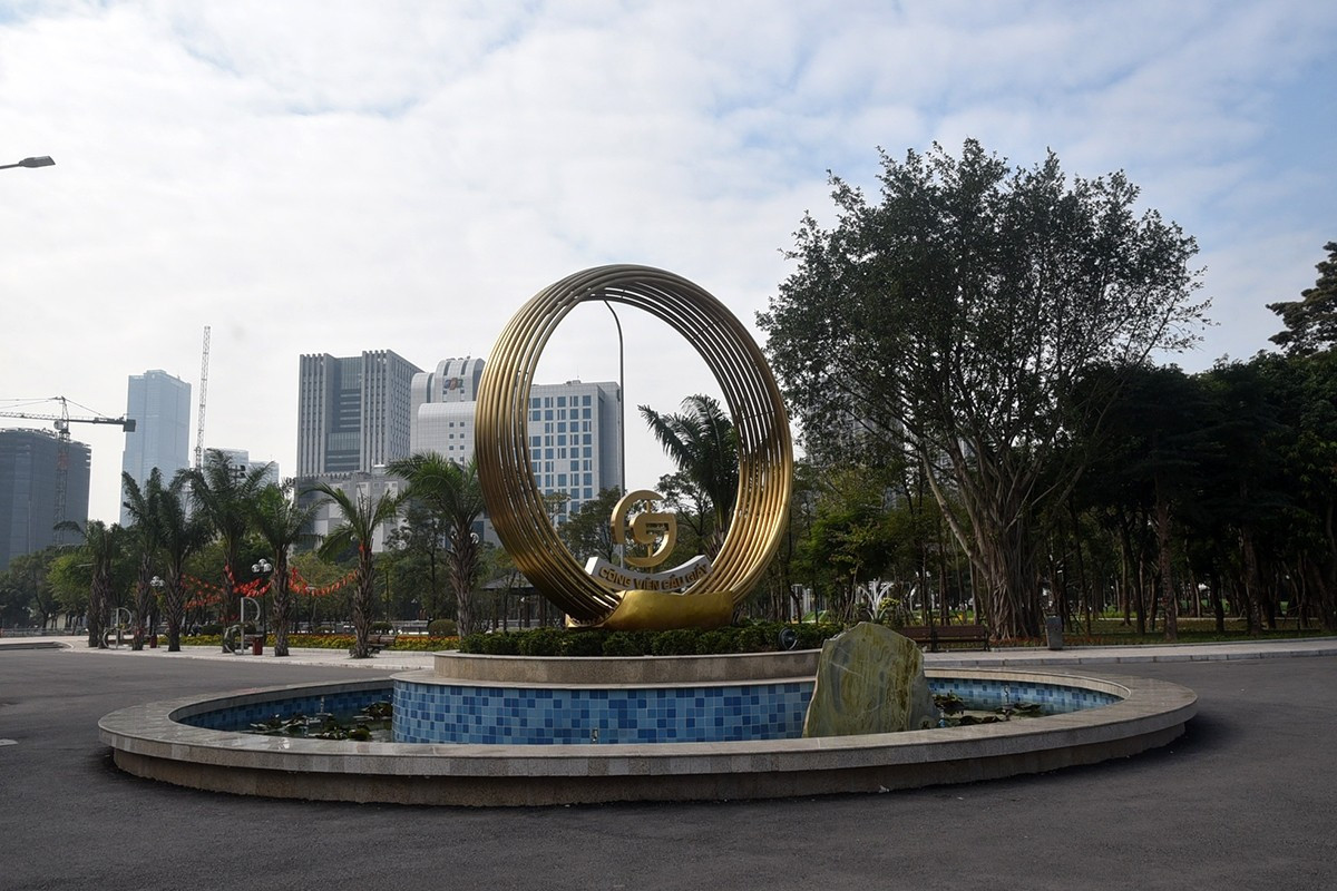 Công viên Cầu Giấy nằm trên đường Thành Thái (phường Cầu Giấy, Hà Nội) "lá phổi xanh” giữa lòng đô thị phía Tây Hà Nội có diện tích rộng khoảng 6.500 m2. Tổng mức đầu tư hơn 66 tỷ đồng, dự án cải tạo đã mang đến nhiều hạng mục mới hồ nước được nạo vét, thảm cỏ nhân tạo được thay thế mềm mại hơn, khu vui chơi trẻ em được thiết kế sinh động và đảm bảo an toàn.