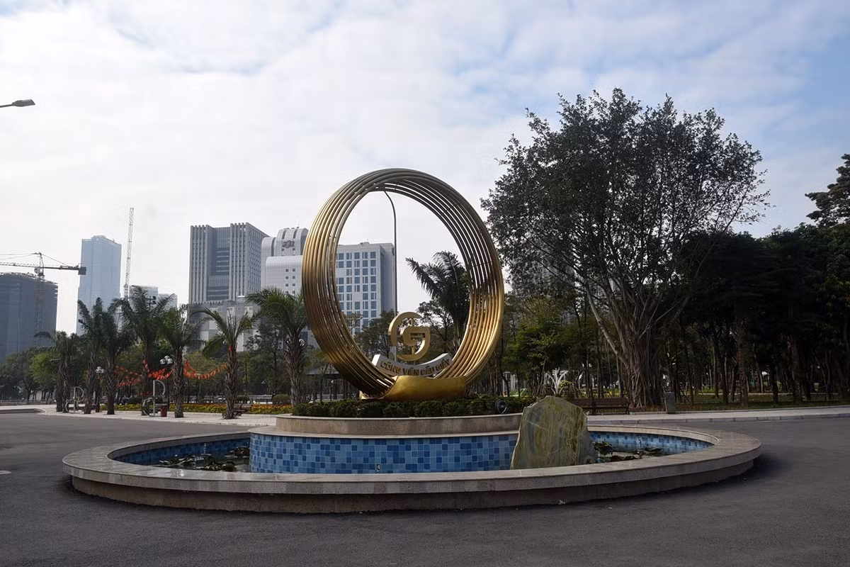 Công viên Cầu Giấy nằm trên đường Thành Thái (phường Cầu Giấy, Hà Nội) "lá phổi xanh” giữa lòng đô thị phía Tây Hà Nội có diện tích rộng khoảng 6.500 m2. Tổng mức đầu tư hơn 66 tỷ đồng, dự án cải tạo đã mang đến nhiều hạng mục mới hồ nước được nạo vét, thảm cỏ nhân tạo được thay thế mềm mại hơn, khu vui chơi trẻ em được thiết kế sinh động và đảm bảo an toàn.