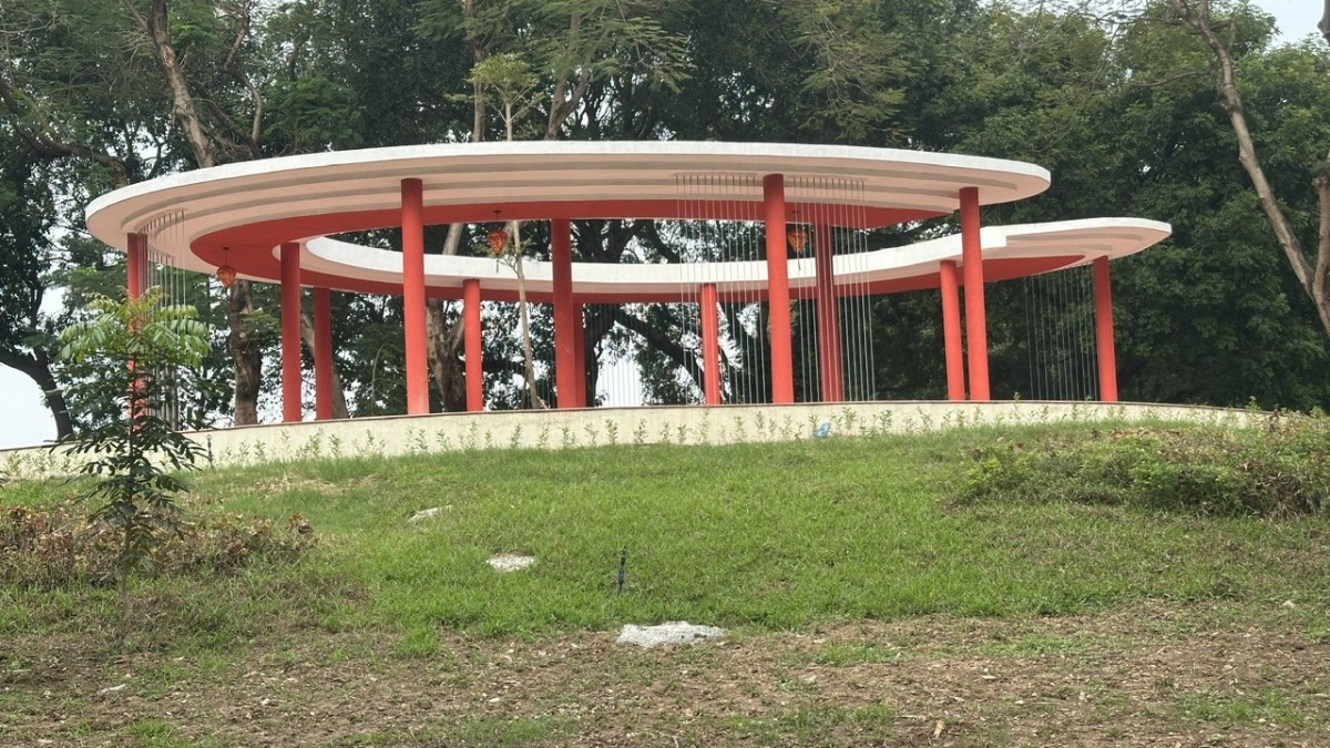 Công viên Nghĩa Đô được chỉnh trang góp phần tạo không gian xanh mát, hài hòa giữa thiên nhiên và kiến trúc đô thị.