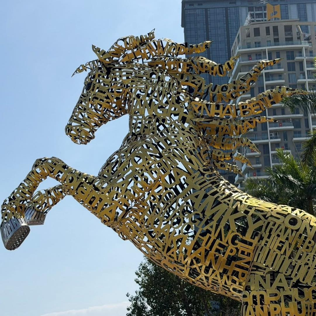 Tác phẩm mang tên "Kim Mã Hợp Nhất" hiện được đặt tại khu vực đường Bạch Đằng (đối diện Bảo tàng Đà Nẵng).