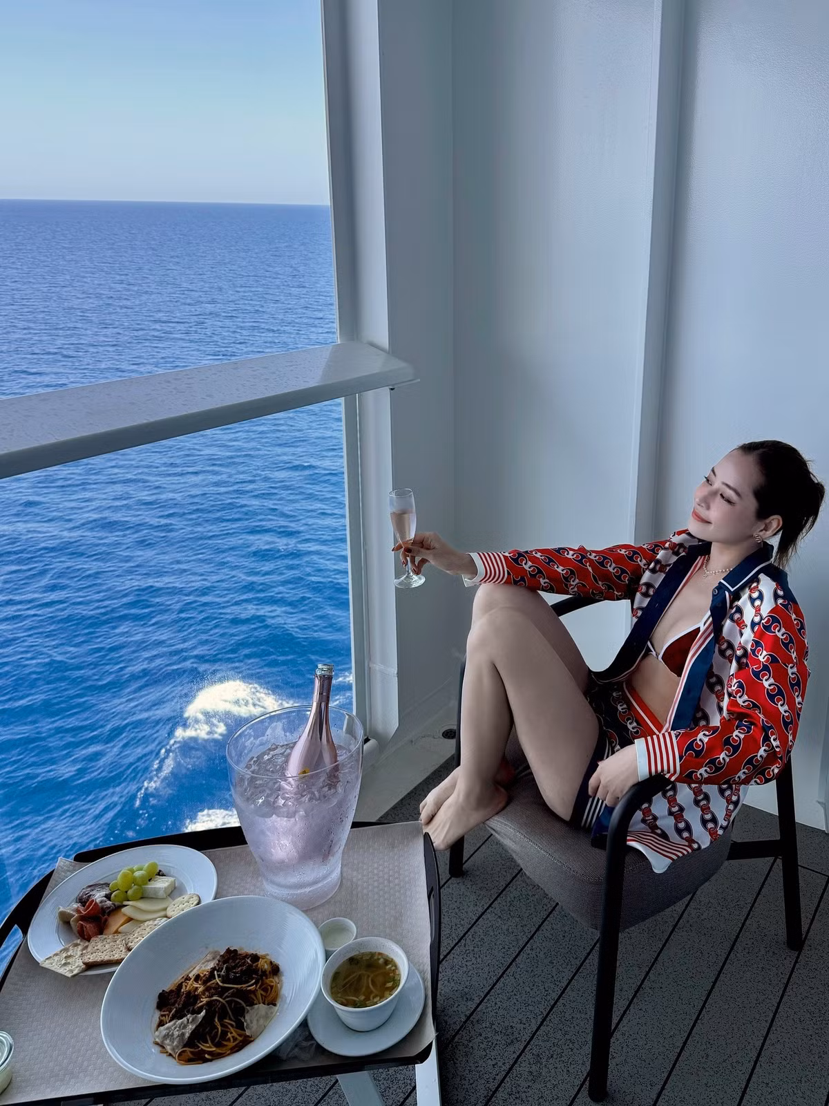 Những hình ảnh này nhanh chóng nhận được "bão like" và những lời khen ngợi từ người hâm mộ về nhan sắc ngày càng thăng hạng và vóc dáng chuẩn chỉnh của nữ ca sĩ.