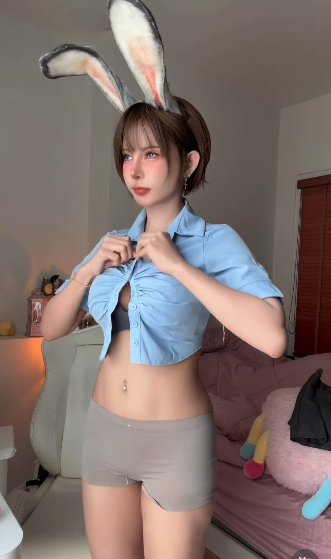 Gần đây nhất, cô nàng đã "gây bão" mạng xã hội với màn hóa thân thành cô thỏ cảnh sát Judy Hopps trong bộ phim hoạt hình nổi tiếng của Disney là Zootopia. (Ảnh: IGNV)