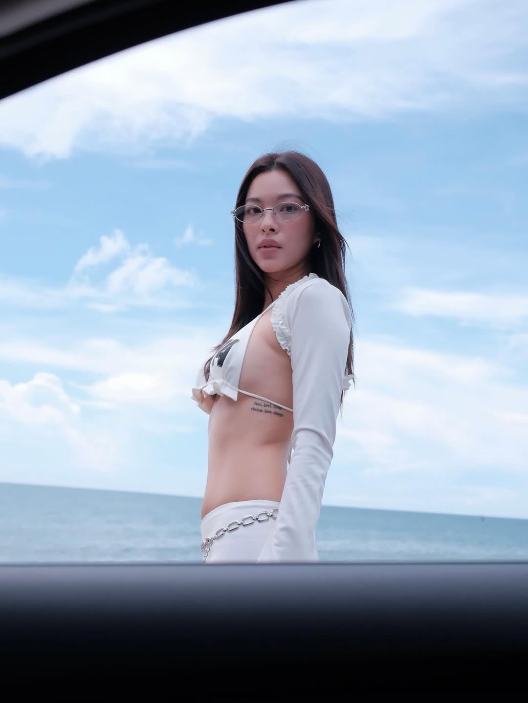 Trong bộ ảnh mới, Tú Hảo chọn một set bikini màu trắng tinh khôi, nổi bật giữa khung cảnh biển xanh, cát trắng. (Ảnh: IGNV)