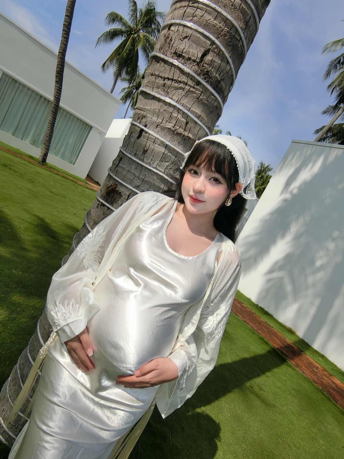 Dù vòng hai đã lớn rõ rệt nhưng Trần Thanh Tâm vẫn giữ được vẻ ngoài xinh xắn, làn da mịn màng và đặc biệt là nụ cười rạng rỡ, tràn đầy hạnh phúc khi ôm trọn bụng bầu của mình. (Ảnh: FBNV)