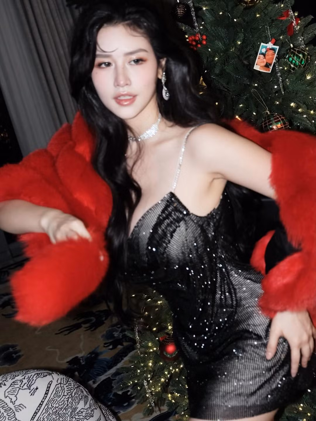 Cô chọn phong cách makeup nhấn vào đôi mắt sâu và làn môi căng mọng, tạo nên vẻ ngoài vừa ngây thơ vừa cuốn hút. (Ảnh: IGNV)