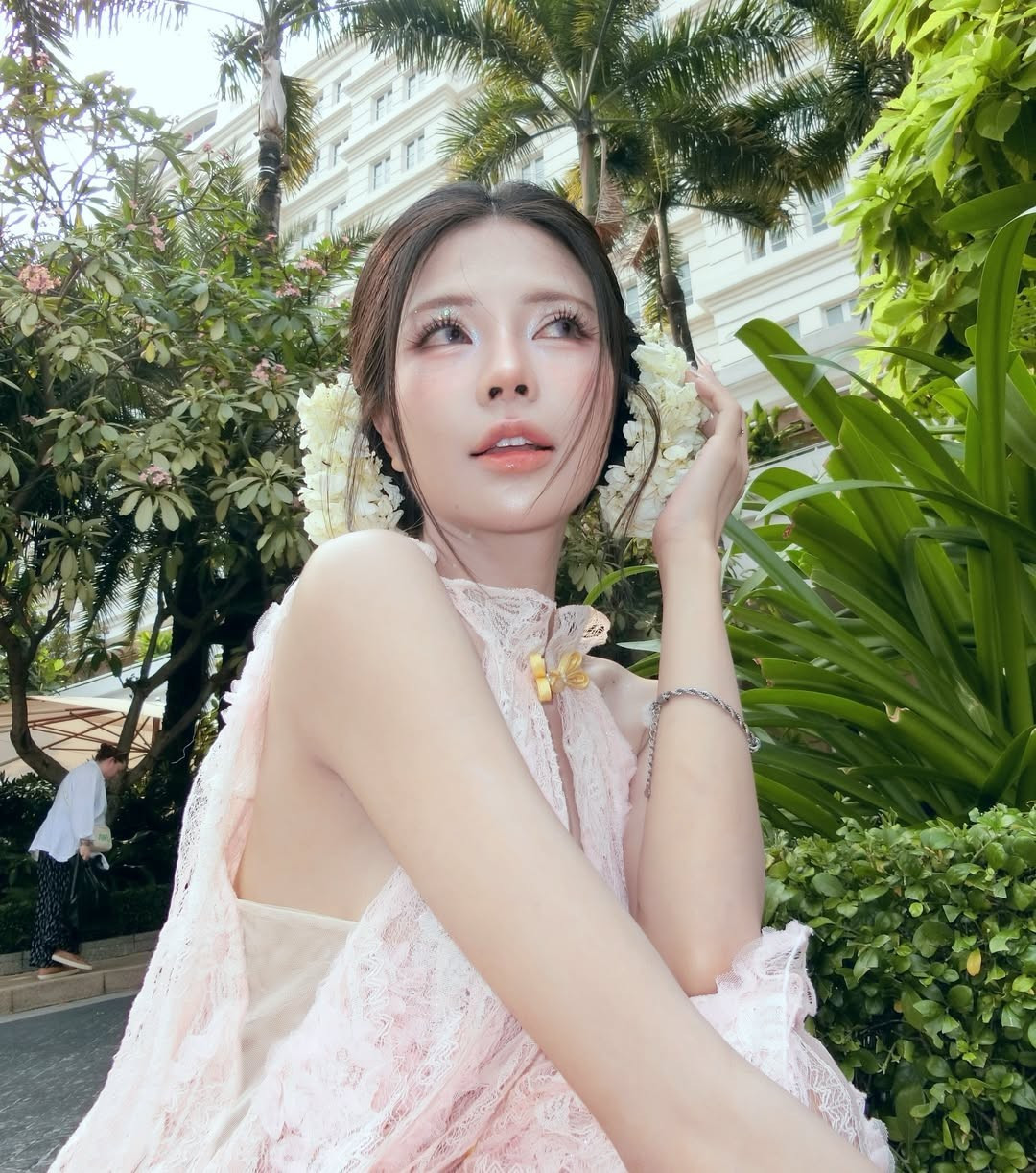 Không nằm ngoài cuộc chơi, mới đây trên trang cá nhân, nữ MC nóng bỏng nhất làng LMHT Việt Nam - Mai Dora - đã khiến cộng đồng mạng "đứng ngồi không yên" khi đăng tải loạt khoảnh khắc rạng rỡ với dòng trạng thái ngắn gọn nhưng đầy sức hút: "Bé chào Tết". (Ảnh: IGNV)