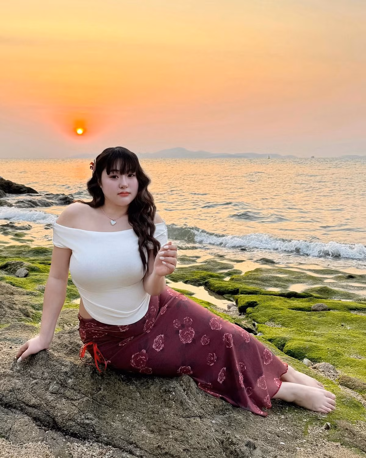 Với làn da trắng hồng, khuôn mặt bầu bĩnh cùng mái tóc đen dài mềm mại, cô nàng nhanh chóng chiếm trọn cảm tình của cộng đồng mạng.