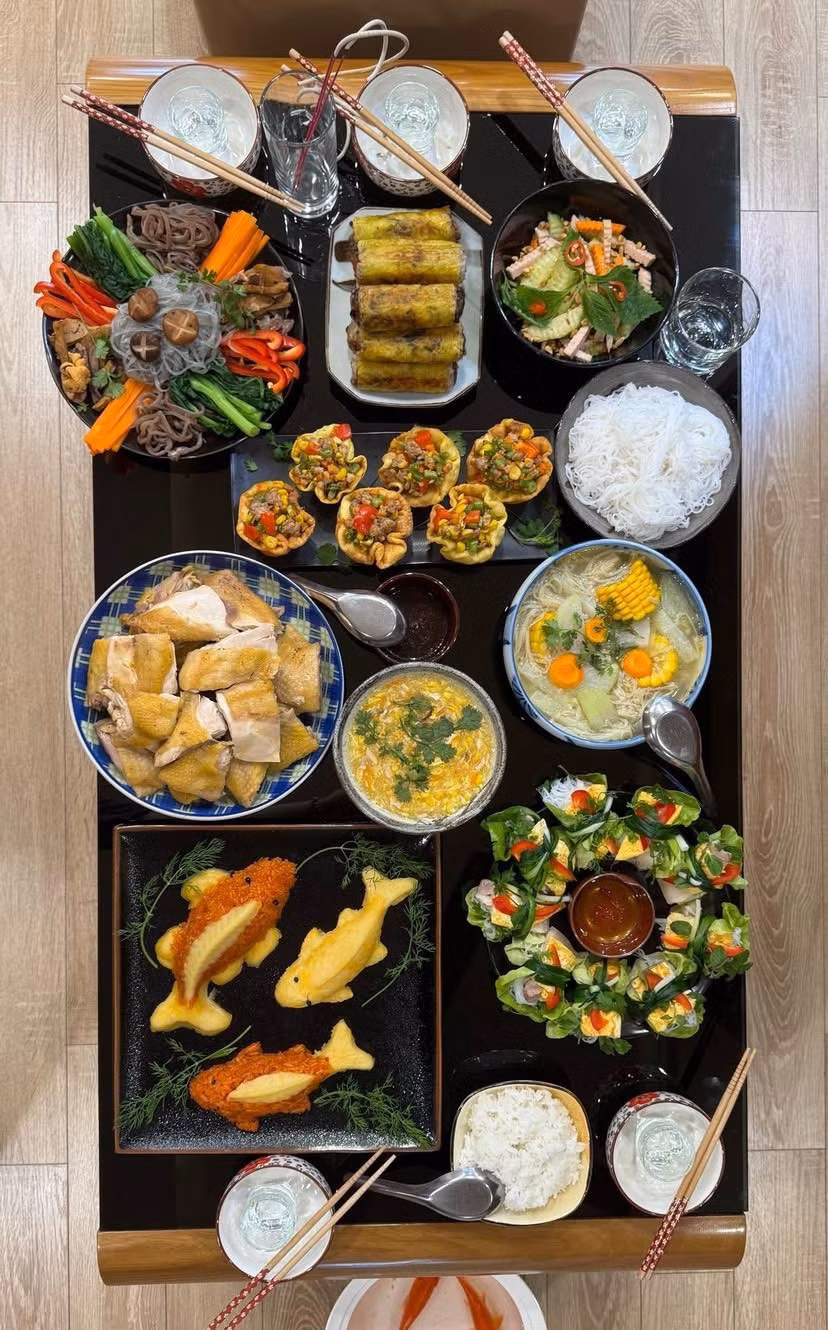 Khi các bạn trẻ gen Z đảm nhận vai trò "bếp trưởng", mâm cúng không chỉ là sự thành kính dâng lên mà còn thể hiện sự khéo tay, tạo nên những món ăn mới lạ, hút mắt.