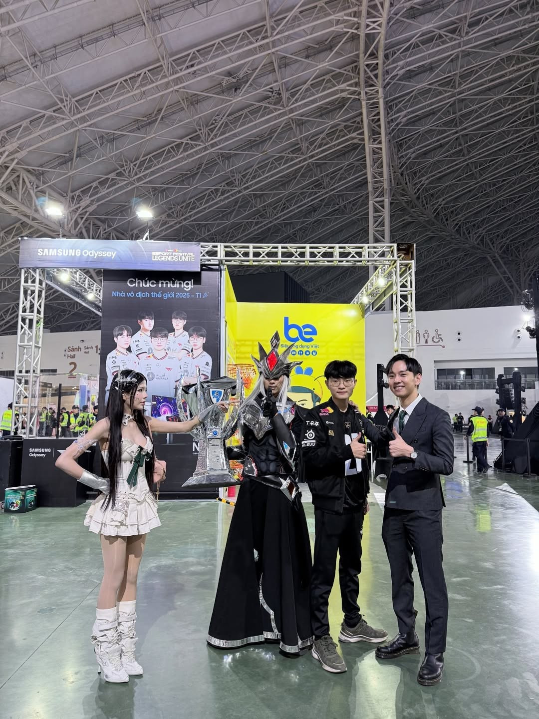 Nhiều người hâm mộ để lại bình luận khen ngợi nhan sắc của nữ MC ngày càng thăng hạng cũng như thể hiện sự ngưỡng mộ: "Đừng up nữa bà, tui ghen", "Chị iu xinh quó". (Ảnh: IGNV)