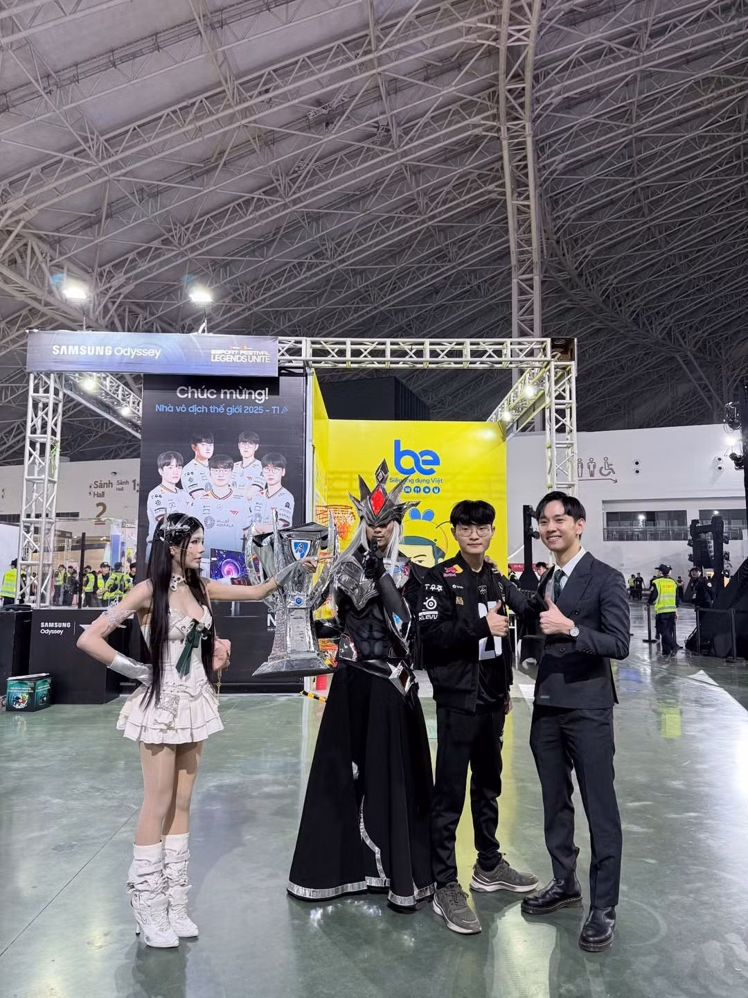 Nhiều người hâm mộ để lại bình luận khen ngợi nhan sắc của nữ MC ngày càng thăng hạng cũng như thể hiện sự ngưỡng mộ: "Đừng up nữa bà, tui ghen", "Chị iu xinh quó". (Ảnh: IGNV)