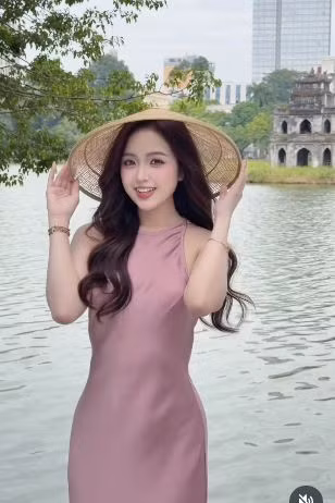 Sự kết hợp giữa chiếc nón lá truyền thống và chiếc váy lụa hiện đại mang lại vẻ đẹp giao thoa giữa nét truyền thống và hơi thở thời trang đương đại. (Ảnh: IGNV)