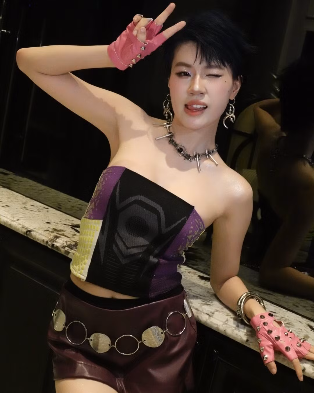 Pháo tạo dấu ấn khi kết hợp giữa vẻ sexy hiện đại và cá tính nổi loạn. Váy body, croptop, phụ kiện chất chơi, kiểu tóc mạnh mẽ – tất cả đều là cách cô truyền tải “ngôn ngữ riêng” qua phong cách ăn mặc.