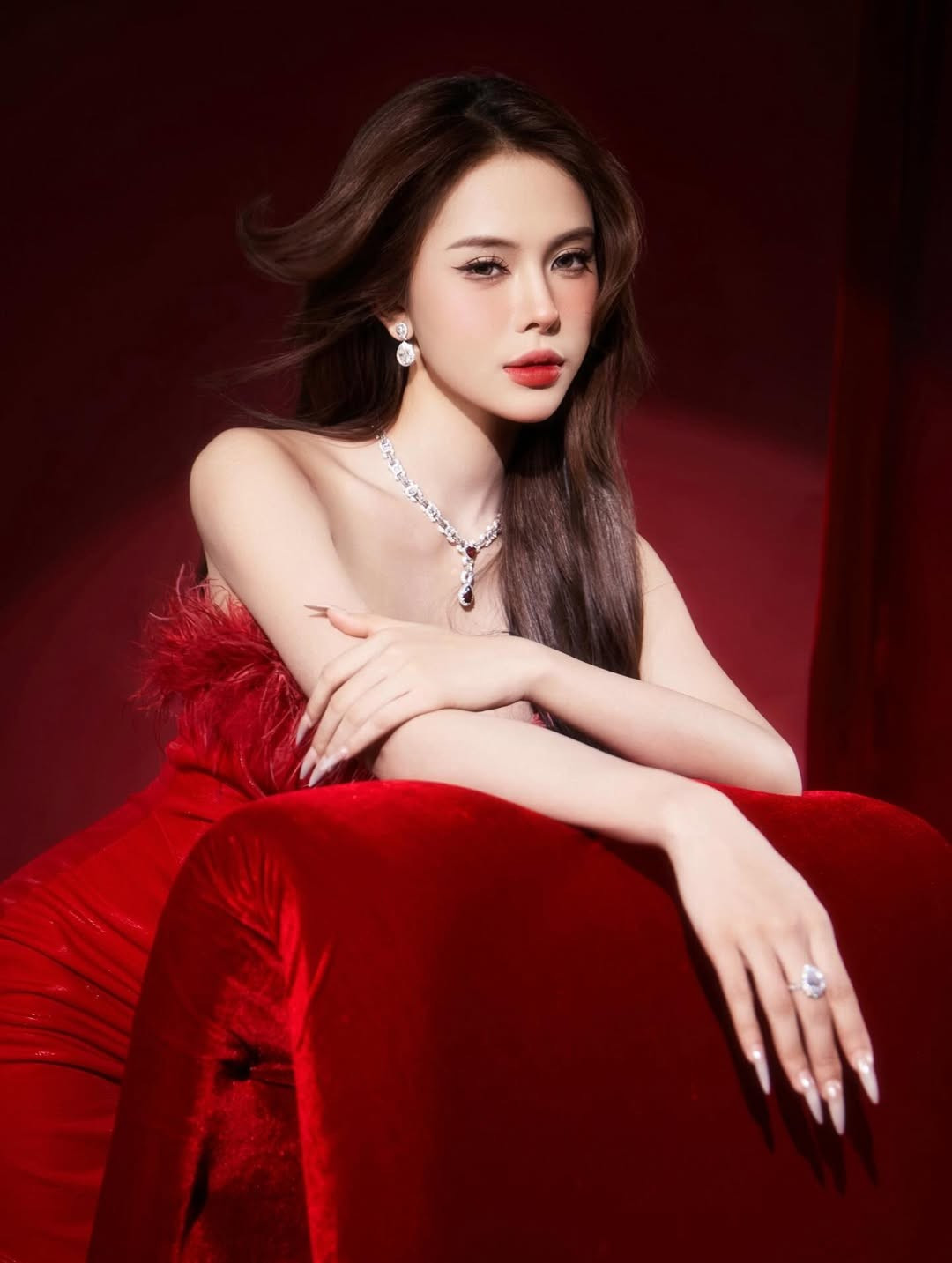 Hà Môi (tên thật là Võ Nữ Ngân Hà) người sở hữu kênh TikTok với hàng triệu người theo dõi, nổi tiếng với những clip nhảy bắt trend cùng thần thái tự tin, đã hoàn toàn "lột xác" với phong cách quý phái, ma mị trong loạt hình mới. (Ảnh: IGNV)