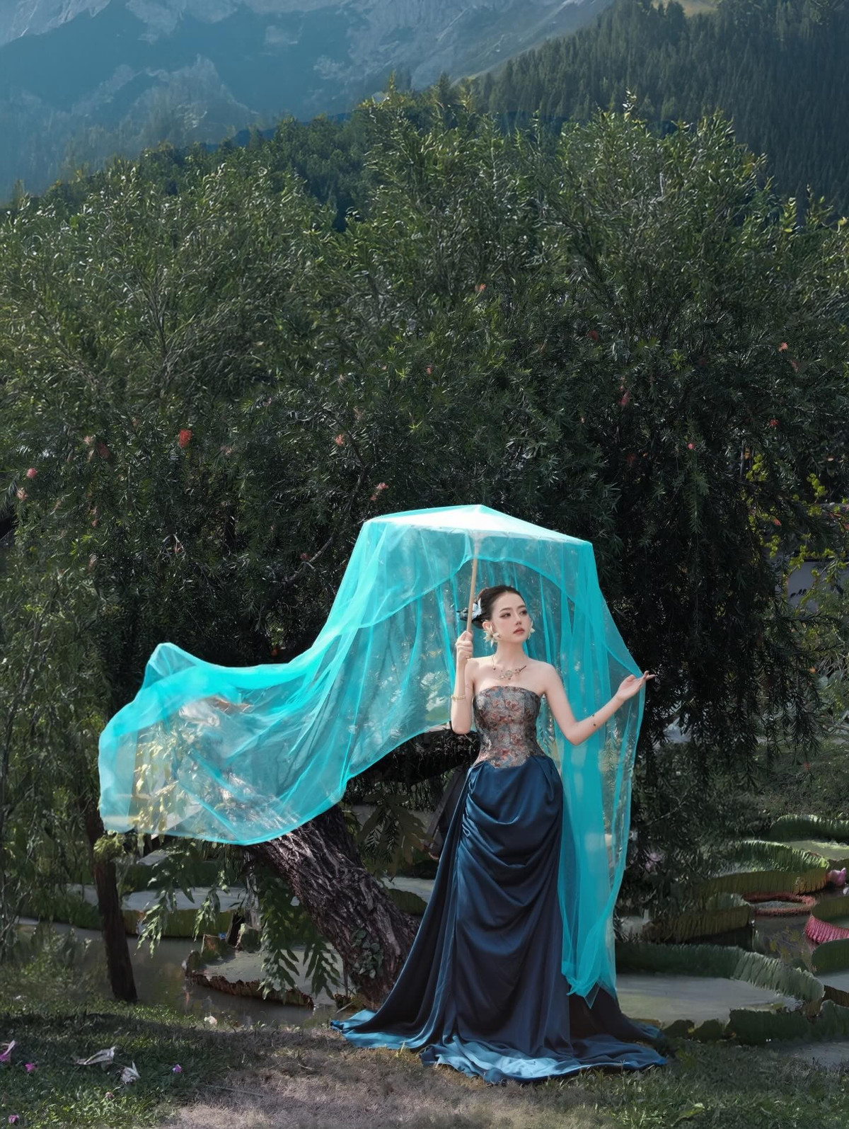 Chi Chi Linh sử dụng những chiếc trâm cài gắn ngọc trai và hoa lụa nhỏ. Đặc biệt là các sợi tua rua mảnh mai thả nhẹ bên tai, không chỉ giúp khuôn mặt thon gọn hơn mà còn tạo ra sự chuyển động duyên dáng trong từng shot hình. (Ảnh: IGNV)