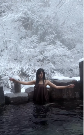 Mới đây, cựu hot girl Tâm Tít một lần nữa khiến cộng đồng mạng "dậy sóng" khi chia sẻ những khoảnh khắc cực kỳ ấn tượng trong chuyến du lịch tại Nhật Bản. Thả mình trong làn nước nóng giữa khung cảnh trời tuyết trắng xóa, Tâm Tít tận hưởng kỳ nghỉ tại một trong những địa điểm đắt đỏ tại xứ sở hoa anh đào. (Ảnh: IGNV)