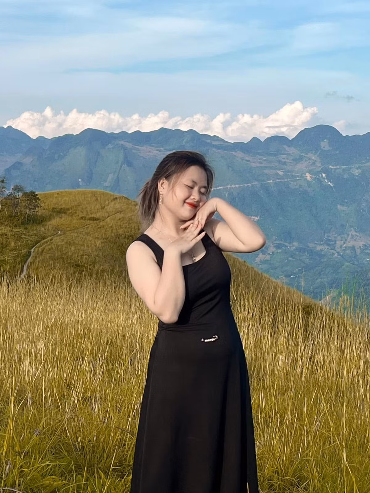 Nhiều người hy vọng cô nàng sẽ không tiếp tục chạy theo những thứ hào nhoáng và nổi tiếng tạm thời để giữ được vẻ trong sáng như thời mới nổi tiếng. (Ảnh: FBNV)