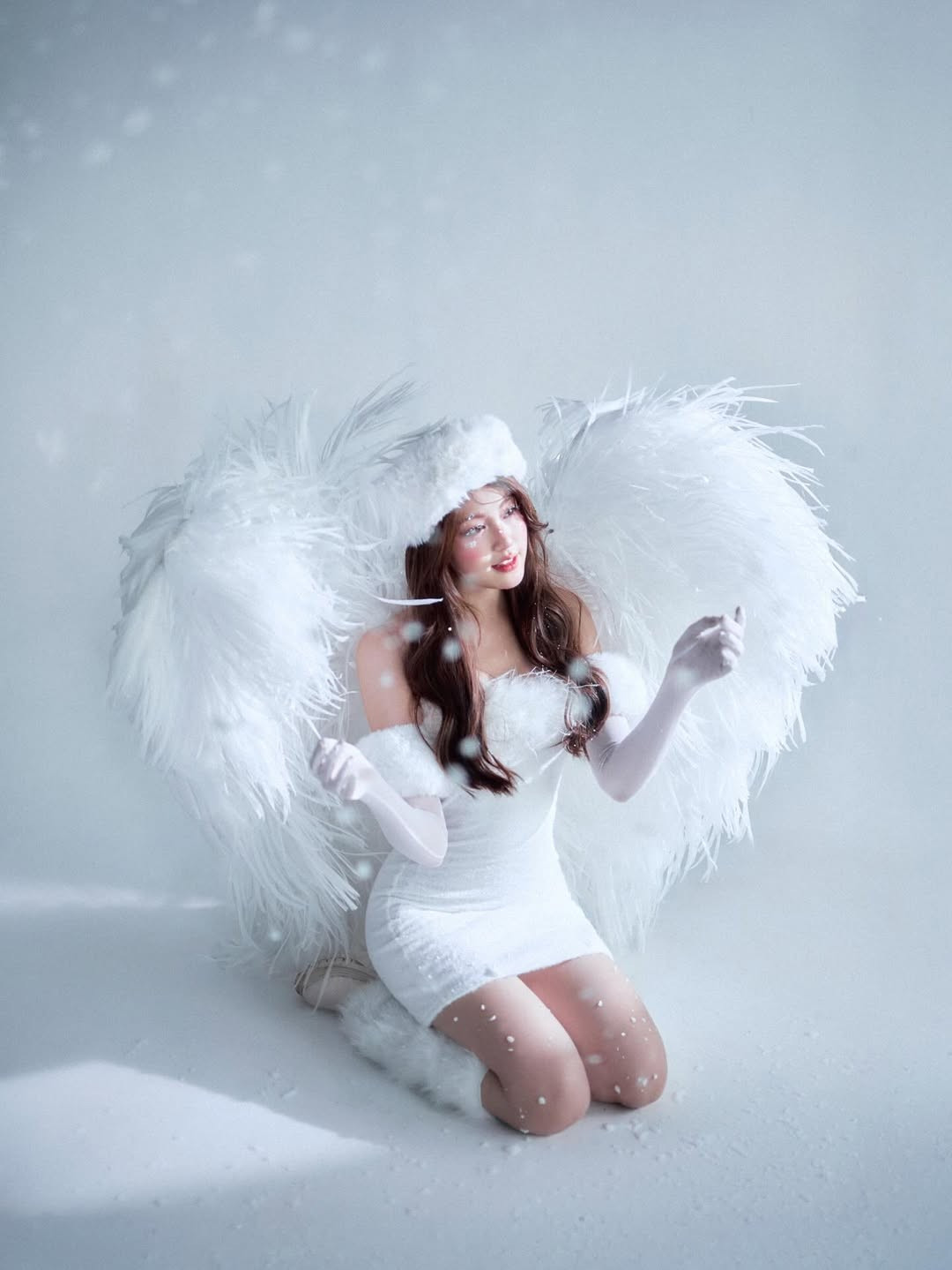 Những hạt nhũ sáng và chi tiết vẽ nốt ruồi giả quanh mắt giúp đôi mắt thêm phần long lanh, như thể những bông tuyết đang đọng lại trên gương mặt. (Ảnh: IGNV)